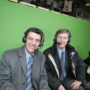 (De gauche à droite) Le journaliste de télévision français Thierry Gilardi et Jean-Michel Larque lors des matchs amicaux (France-Suède) au Stade de France à Saint-Denis, en France, le 9 février 2005. (France (1) - Suède (1). Photo de Laurent Zabulon/Cameleon/ABACA.