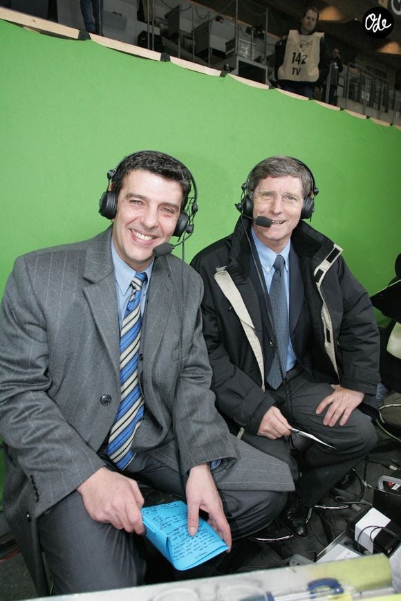 (De gauche à droite) Le journaliste de télévision français Thierry Gilardi et Jean-Michel Larque lors des matchs amicaux (France-Suède) au Stade de France à Saint-Denis, en France, le 9 février 2005. (France (1) - Suède (1). Photo de Laurent Zabulon/Cameleon/ABACA.