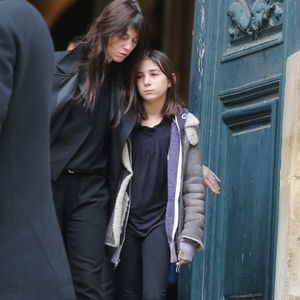 Charlotte Gainsbourg et sa fille Alice - Sortie des obseques de Kate Barry en l'eglise Saint-Roch a Paris. Le 19 decembre 2013