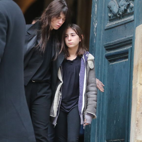 Charlotte Gainsbourg et sa fille Alice - Sortie des obseques de Kate Barry en l'eglise Saint-Roch a Paris. Le 19 decembre 2013