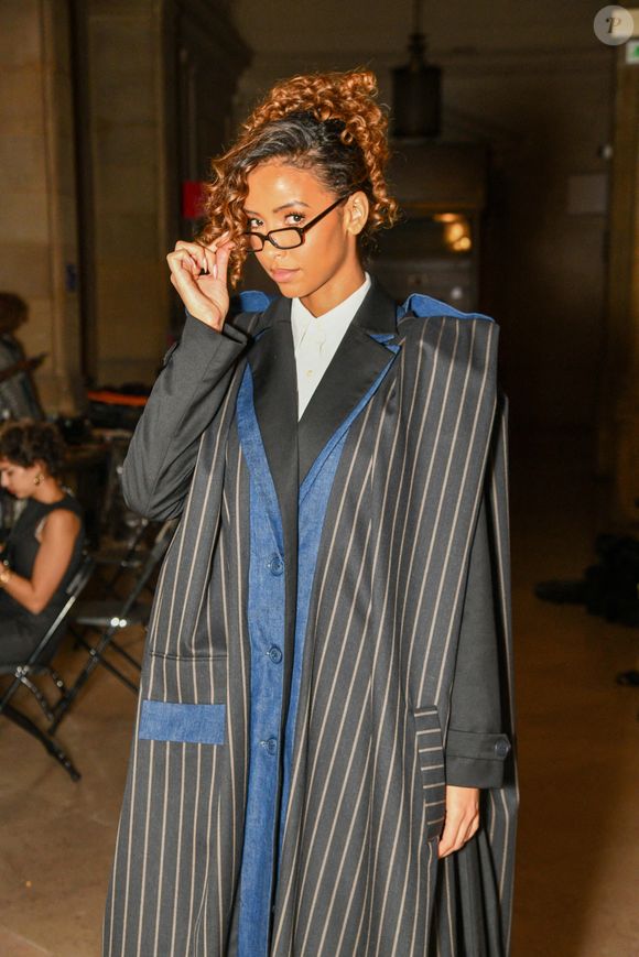 Elle parle enfin longuement de son projet au Bénin, le pays dont sa maman est originaire.

Flora Coquerel - La présentation Mossi Womenswear Automne/Hiver 2026-2027 dans le cadre de la Fashion Week de Paris le 5 mars 2026 à Paris, France. Photo Shootpix/ABACAPRESS.COM