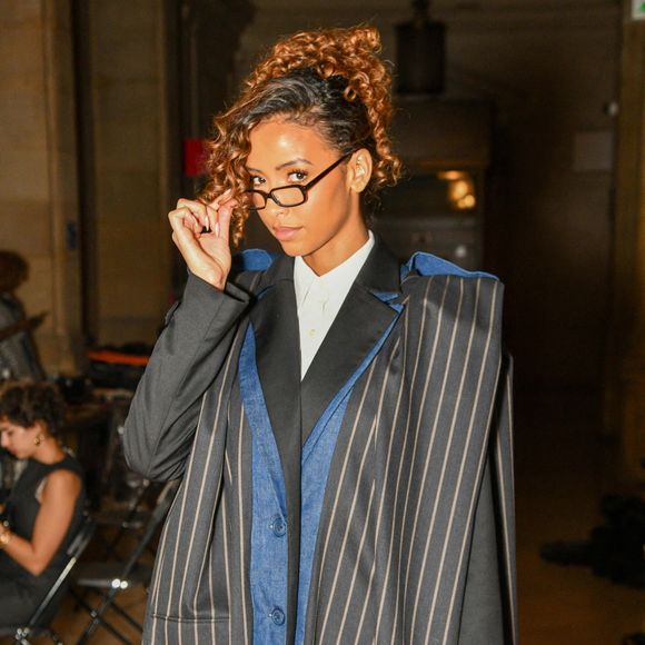 Elle parle enfin longuement de son projet au Bénin, le pays dont sa maman est originaire.

Flora Coquerel - La présentation Mossi Womenswear Automne/Hiver 2026-2027 dans le cadre de la Fashion Week de Paris le 5 mars 2026 à Paris, France. Photo Shootpix/ABACAPRESS.COM