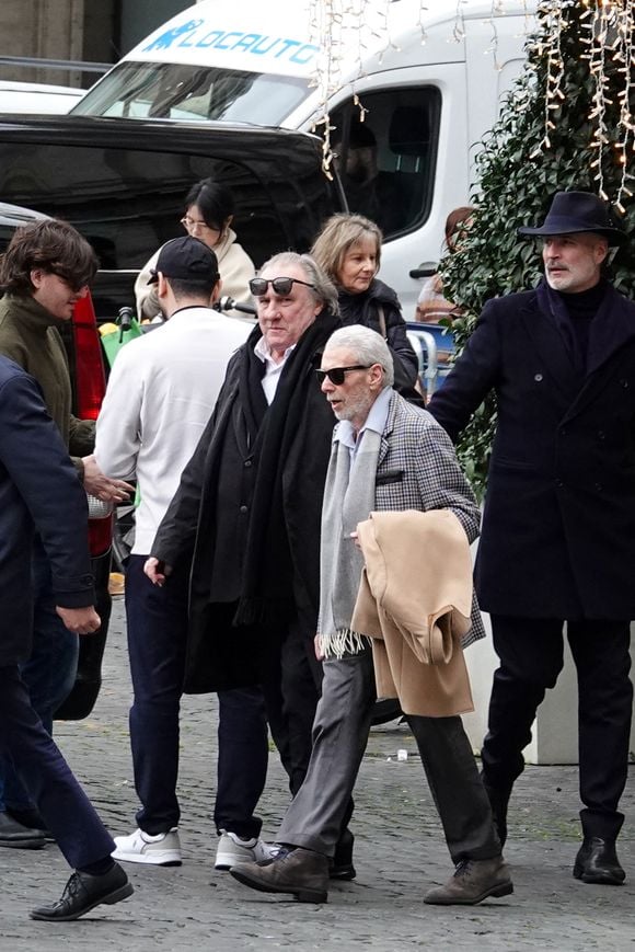 Gérard Depardieu et le paparazzi Rino Barillari se réconcilient au Harry's Bar à Rome le 19 janvier 2026.
C'est au même endroit, le 21 mai 2024 que les deux hommes se sont accrochés.
Gérard Depardieu aurait frappé le photographe à trois reprises au visage car ce dernier avait bousculé la compagne de Gérard Depardieu pour faire une série de photos.
Après cet incident, les plaintes ont fusé de toute part....mais les images montrent que les deux hommes ont trouvé un terrain d'entente.  
Zuma Press / Bestimage
