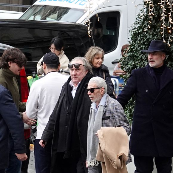 Gérard Depardieu et le paparazzi Rino Barillari se réconcilient au Harry's Bar à Rome le 19 janvier 2026.
C'est au même endroit, le 21 mai 2024 que les deux hommes se sont accrochés.
Gérard Depardieu aurait frappé le photographe à trois reprises au visage car ce dernier avait bousculé la compagne de Gérard Depardieu pour faire une série de photos.
Après cet incident, les plaintes ont fusé de toute part....mais les images montrent que les deux hommes ont trouvé un terrain d'entente.  
Zuma Press / Bestimage
