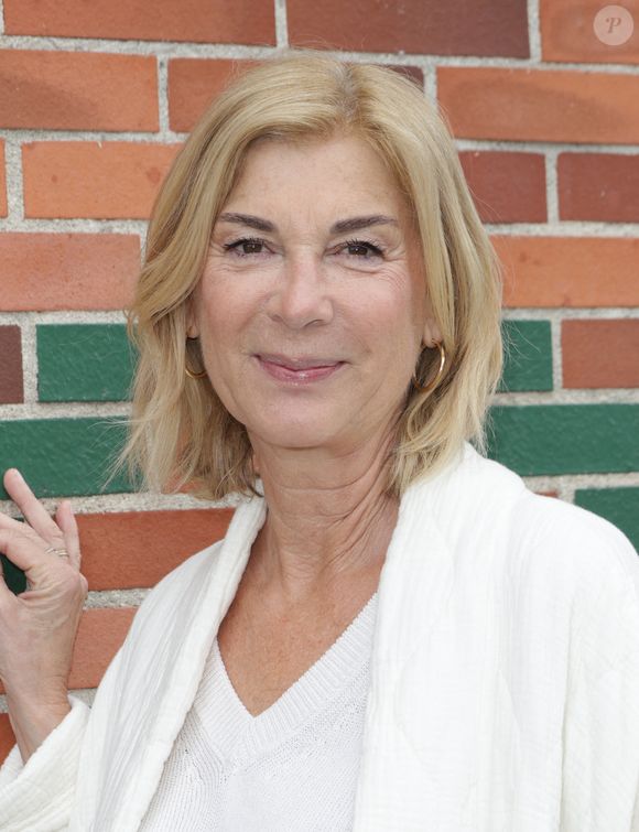 Elle aura ainsi l'occasion de donner la réplique à Philippine Leroy-Beaulieu, étant donné que leurs deux personnages sont de vieilles amies

Michèle Laroque  - Les célébrités prennent la pose lors la 4ème édition du festival du film de Demain à Vierzon, France, le 5 juin 2025. © Coadic Guirec/Bestimage