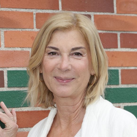 Elle aura ainsi l'occasion de donner la réplique à Philippine Leroy-Beaulieu, étant donné que leurs deux personnages sont de vieilles amies

Michèle Laroque  - Les célébrités prennent la pose lors la 4ème édition du festival du film de Demain à Vierzon, France, le 5 juin 2025. © Coadic Guirec/Bestimage