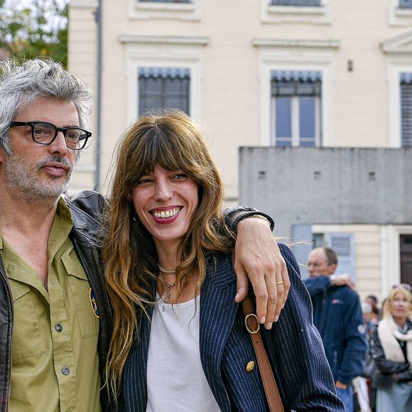 On les voit rarement ensemble mais père et fils ont pris la pose
Lou Doillon, avec son compagnon Stéphane Manel,  présente le film Boxes réalisé par sa mère Jane Birkin lors du festival Lumière 2023 à Lyon le 22 octobre 2023.

© Sandrine Thesillat / Panoramic / Bestimage