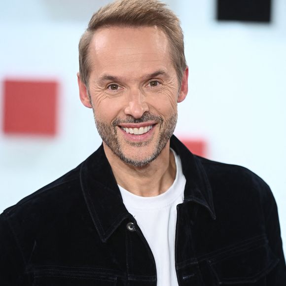 La publication a été postée ce vendredi 31 juillet, trois semaines après ses adieux à l'antenne.
Damien Thevenot lors de l'enregistrement de l'émission "Vivement Dimanche", au studio Rive gauche, à Paris, France, le 22 octobre 2025, diffusée sur France 3 le 16 novembre 2025. © Guillaume Gaffiot/Bestimage
