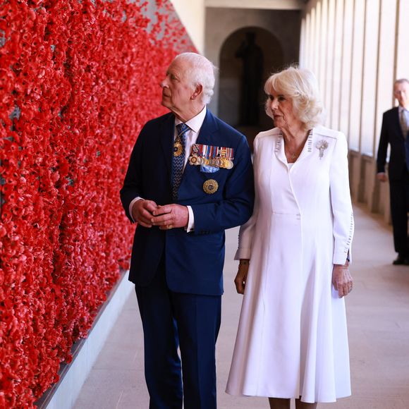 Le roi Charles III d'Angleterre et Camilla Parker Bowles, reine consort d'Angleterre, visitent le Mémorial australien de la guerre à Canberra (Australie), le 21 octobre 2024. (Mirrorpix / Bestimage).