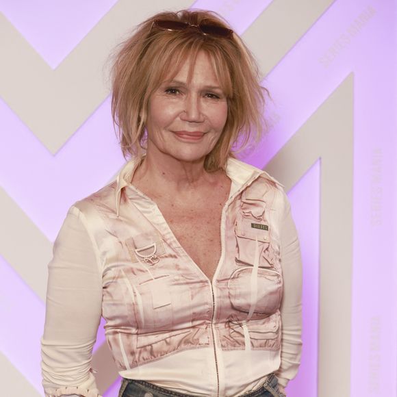 En rémission d’un cancer du côlon diagnostiqué en 2019, Clémentine Célarié semble avoir retrouvé une certaine sérénité !

Clémentine Célarié de la série Les randonneuses - 6 ème édition du Festival Séries Mania à Lille, France, le 19 mars 2023. © Christophe Aubert via Bestimage