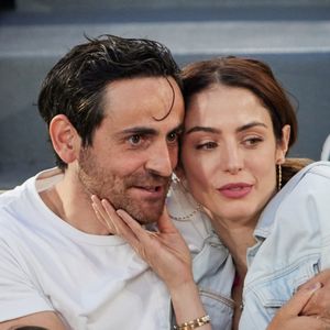 Camille Combal présente la demi-finale de "Mask Singer" ce vendredi soir
"Leur première rencontre remonte à un tournage d’une pub Axe".

Camille Combal et sa femme Marie en tribunes lors des Internationaux de France de tennis de Roland Garros, à Paris, France. © Jacovides-Moreau/Bestimage