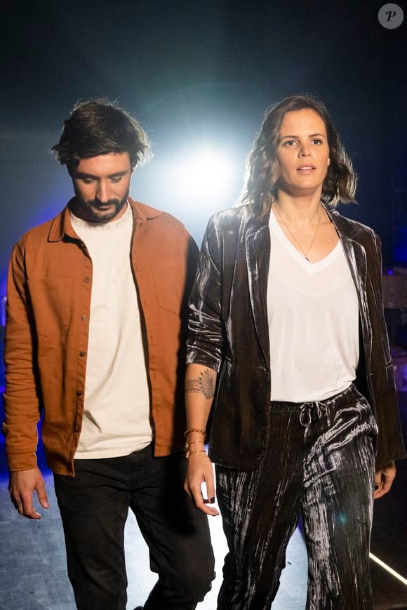 Exclusif - Jeremy Frerot et sa femme Laure Manaudou - Backstage - Enregistrement de l'émission "La Chanson secrète 11" à Paris, diffusée le 24 juin sur TF1. Le 15 janvier 2022. © Cyril Moreau / Bestimage