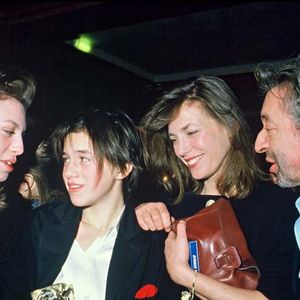 Kate Berry, sa maman Jane Birkin, avec Charlotte et Serge Gainsbourg au César, le 23 février 1986 à Paris.
RINDOFF-PATERSON / BESTIMAGE
