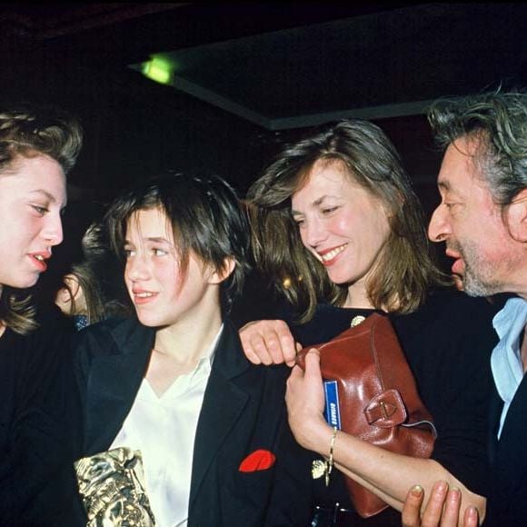Kate Berry, sa maman Jane Birkin, avec Charlotte et Serge Gainsbourg au César, le 23 février 1986 à Paris.
RINDOFF-PATERSON / BESTIMAGE