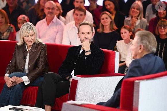 Exclusif - Chantal Ladesou, Damien Thevenot et Michel Drucker lors de l'enregistrement de l'émission Vivement Dimanche, au studio Rive gauche, à Paris, France, le 22 octobre 2025, présentée par M.Drucker, diffusée sur France 3 le 16 novembre 2025. © Guillaume Gaffiot/Bestimage