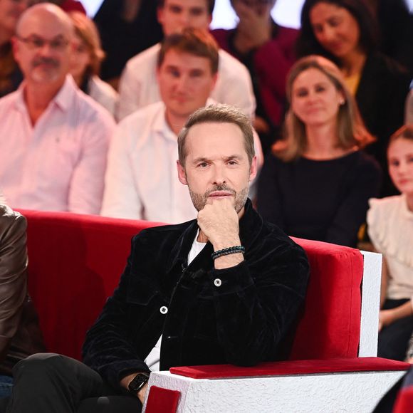 Exclusif - Chantal Ladesou, Damien Thevenot et Michel Drucker lors de l'enregistrement de l'émission Vivement Dimanche, au studio Rive gauche, à Paris, France, le 22 octobre 2025, présentée par M.Drucker, diffusée sur France 3 le 16 novembre 2025. © Guillaume Gaffiot/Bestimage