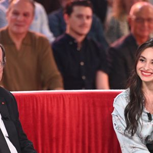 Exclusif - Le président François Hollande et La violoniste Esther Abrami - Enregistrement de l'émission "Vivement dimanche" aux studios Rive Gauche, présentée par M.Drucker et diffusée le 5 octobre 2025 sur France 3.
Guillaume Gaffiot/Bestimage