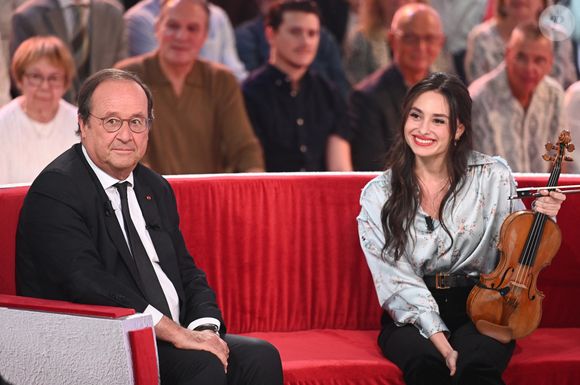 Exclusif - Le président François Hollande et La violoniste Esther Abrami - Enregistrement de l'émission "Vivement dimanche" aux studios Rive Gauche, présentée par M.Drucker et diffusée le 5 octobre 2025 sur France 3.
Guillaume Gaffiot/Bestimage