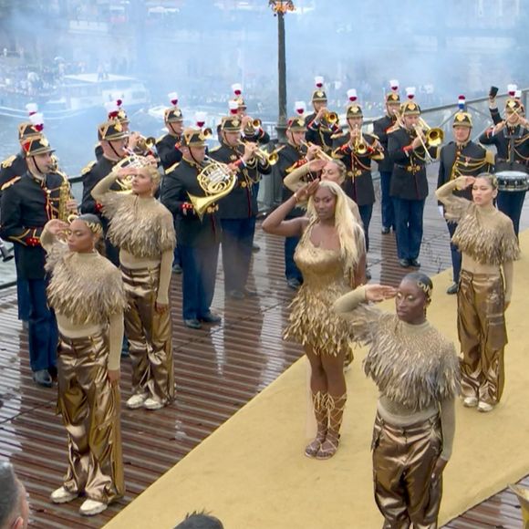 Des images qui ont marqué l'année 

Aya Nakamura et la Garde Républicaine - Cérémonie d'ouverture des Jeux Olympiques (JO) de Paris 2024.
© Capture France TV via Bestimage