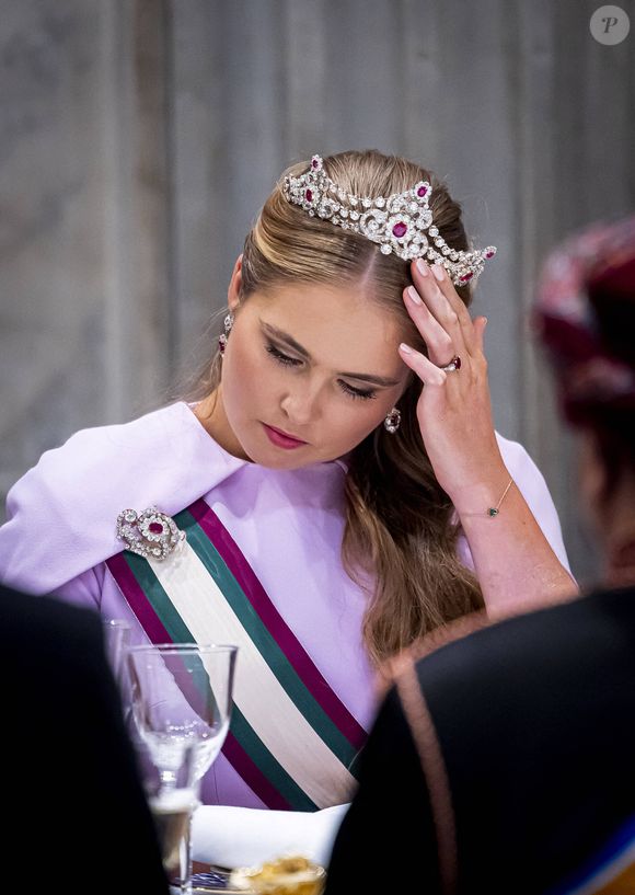 A ce sujet, Point de Vue a précisé que la jeune femme était toujours entouré d'un dispositif important de sécurité. Et c'est "entourée par de nombreux gardes du corps du service royal de sécurité et de (…) plusieurs dizaines de policiers dont certains accompagnés de chiens renifleurs, et d'unités d'élite positionnées sur les toits environnants", qu'elle a prononcé son discours.

La princesse héritière Catharina-Amalia des Pays-Bas au banquet d'État au Palais royal lors de la visite d'État du sultan d'Oman aux Pays-Bas, premier jour à Amsterdam, aux Pays-Bas, le 15 avril 2025. © Dana Press / Bestimage