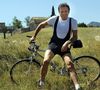Depuis son plus jeune âge, Michel Drucker a ses habitudes à Eygalières.

Archives - Rencontre avec Michel Drucker posant avec son vélo à Eygalières. © Agence / Bestimage