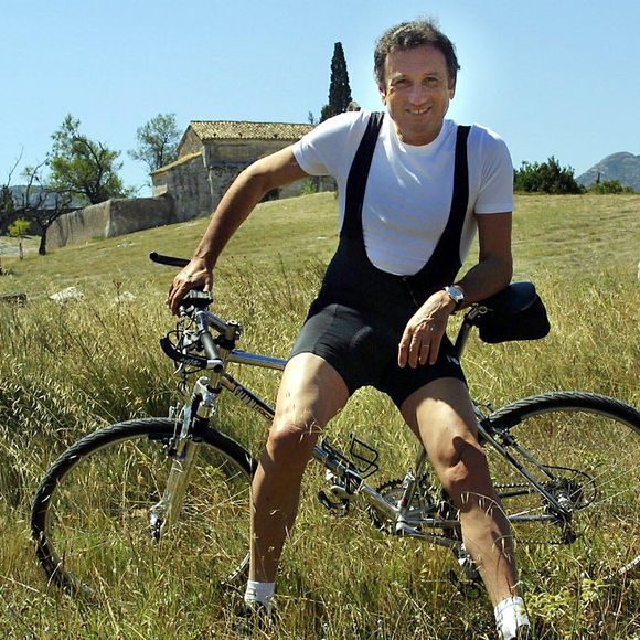 Depuis son plus jeune âge, Michel Drucker a ses habitudes à Eygalières.

Archives - Rencontre avec Michel Drucker posant avec son vélo à Eygalières. © Agence / Bestimage