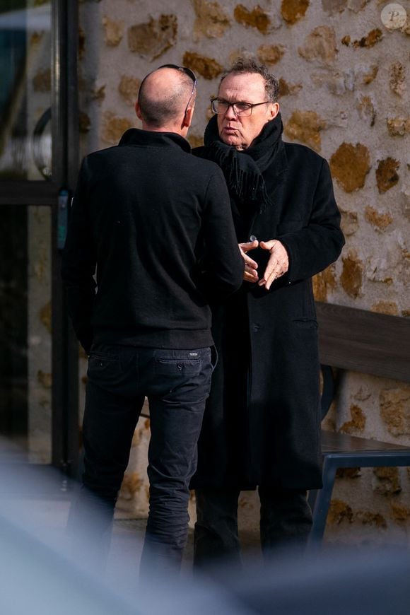 Julien Lepers aux obsèques du chanteur Herbert Léonard au crématorium de Saint-Fargeau-Ponthierry, France, le 12 mars 2025. © Bestimage