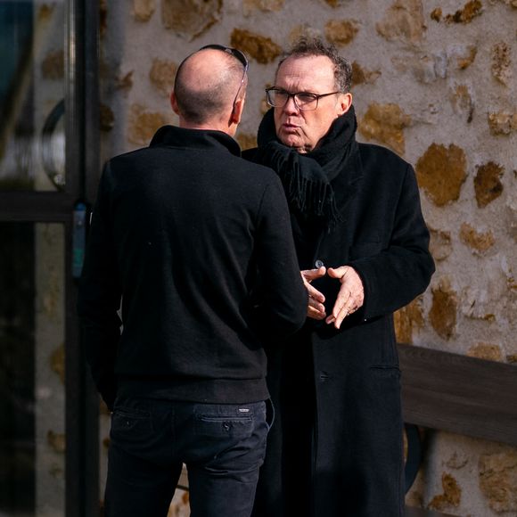 Julien Lepers aux obsèques du chanteur Herbert Léonard au crématorium de Saint-Fargeau-Ponthierry, France, le 12 mars 2025. © Bestimage