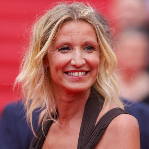 Alexandra Lamy a beau avoir cette allure juvénile, la comédienne a 53 ans. 


Alexandra Lamy assiste à la projection du film "Le Deuxième Acte" et au tapis rouge de la cérémonie d'ouverture du 77ème Festival de Cannes au Palais des Festivals, à Cannes, France. Photo par Shootpix/ABACAPRESS.COM