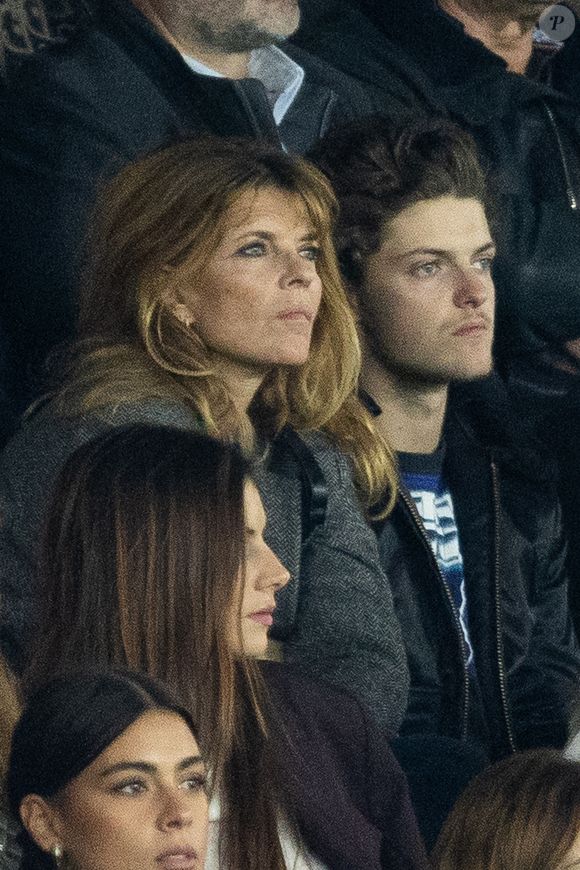 Gwendoline Hamon et son fils Gabriel Diefenthal dans les tribunes lors du match de Ligue 1 McDonald's "PSG - Auxerre (2-0)" au Parc des Princes, le 27 septembre 2025.
© Cyril Moreau/Bestimage