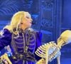 Et il a également rendu hommage à Lady Gaga qui l'a aidé à s'accepter.
Indio, Californie – Lady Gaga éblouit dans plusieurs tenues audacieuses lors de sa performance électrisante en tête d'affiche du premier jour de Coachella à Indio, captivant la scène avec son style tranchant et sa théâtralité légendaire.
Prise le 04/11/2025
Photo : Backgrid USA / Bestimage