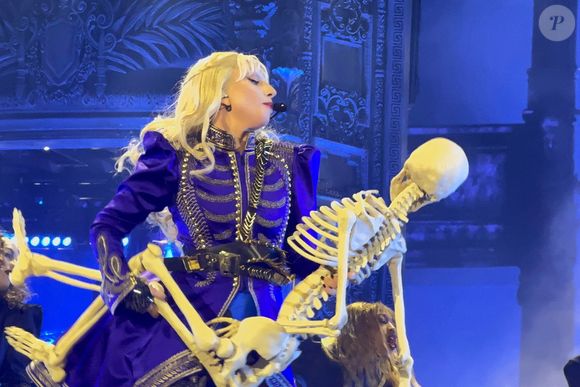 Et il a également rendu hommage à Lady Gaga qui l'a aidé à s'accepter.

Indio, Californie – Lady Gaga éblouit dans plusieurs tenues audacieuses lors de sa performance électrisante en tête d'affiche du premier jour de Coachella à Indio, captivant la scène avec son style tranchant et sa théâtralité légendaire.



Prise le 04/11/2025



Photo : Backgrid USA / Bestimage