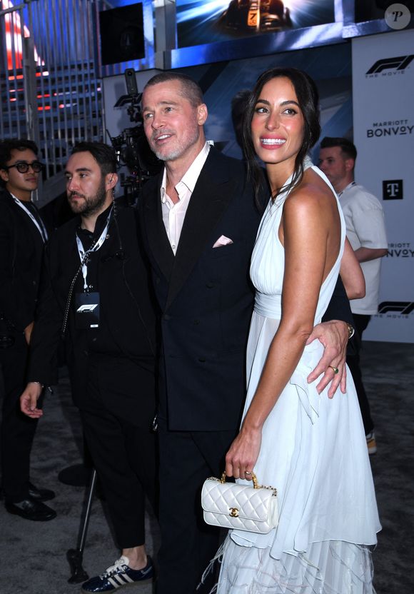 Brad Pitt et Ines de Ramon assistent à la première mondiale du film Apple Original Films 'F1 : The Movie' à Times Square à New York. Le 16 juin 2025. © Photo Image Press via ZUMA Press Wire