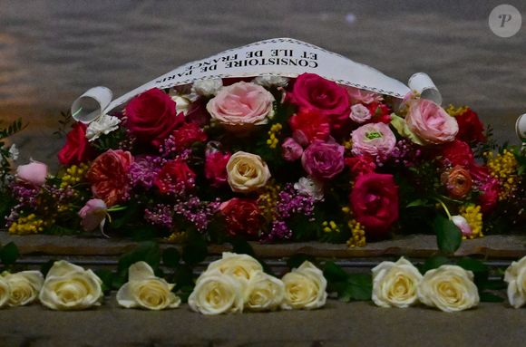 À l'occasion des commémorations des 80 ans de la libération d'Auschwitz, le Premier ministre François Bayrou ravive la flamme du soldat inconnu sous l'Arc de Triomphe à Paris, France, len27 janvier 2025, en présence de représentants de l'Union des déportés d'Auschwitz. © Christian Liewig/Bestimage