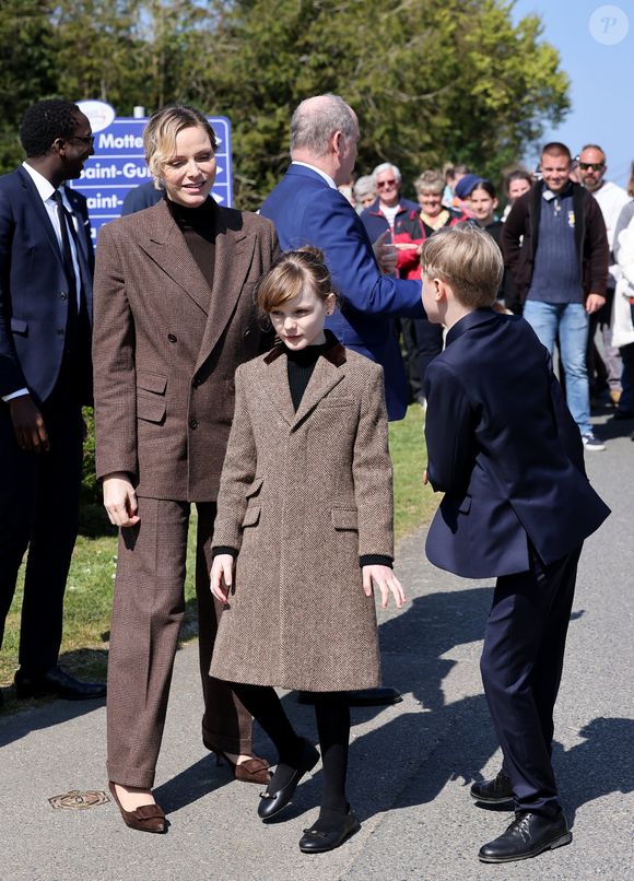 Ce 9 avril 2025, le prince Albert II de Monaco s'est rendu à Matignon avec son épouse, la princesse Charlène et leurs deux enfants Jacques et Gabriella pour célébrer ses liens familiaux avec d'anciens habitants de cette petite commune de Bretagne.

La princesse Charlène de Monaco, La princesse Gabriella de Monaco, comtesse de Carladès, Le prince Jacques de Monaco, marquis des Baux, Le prince Albert II de Monaco lors d'une visite à Plévenon, Côtes-d'Armor le 9 avril 2025. © Dominique Jacovides / Bestimage