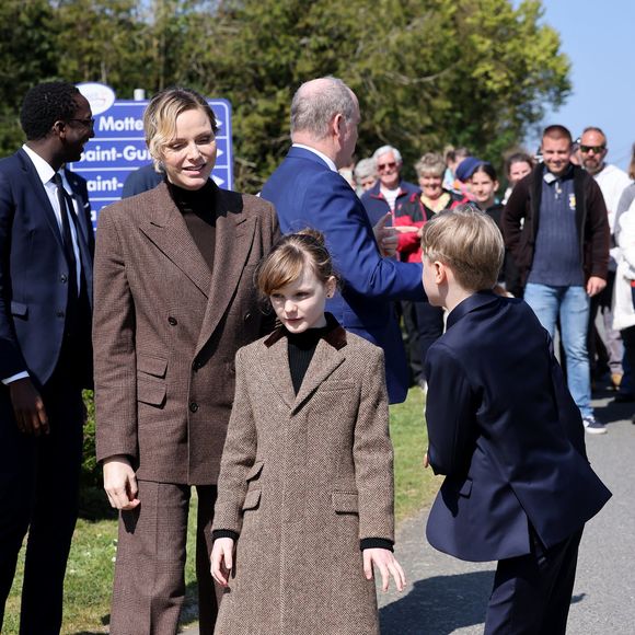 Ce 9 avril 2025, le prince Albert II de Monaco s'est rendu à Matignon avec son épouse, la princesse Charlène et leurs deux enfants Jacques et Gabriella pour célébrer ses liens familiaux avec d'anciens habitants de cette petite commune de Bretagne.

La princesse Charlène de Monaco, La princesse Gabriella de Monaco, comtesse de Carladès, Le prince Jacques de Monaco, marquis des Baux, Le prince Albert II de Monaco lors d'une visite à Plévenon, Côtes-d'Armor le 9 avril 2025. © Dominique Jacovides / Bestimage