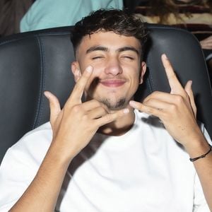 Autre méfait, il a été placé en garde à vue en octobre dernier après avoir fait un rodéo sur le trottoir. 

Exclusif - Inoxtag (Inès Benazzouz) - Avant-première du film "La Traversée" de McFly et Carlito retraçant leur traversée vers la Corse: en Septembre 2020, Paris le 16 décembre 2021.
. © Jack Tribeca / Bestimage