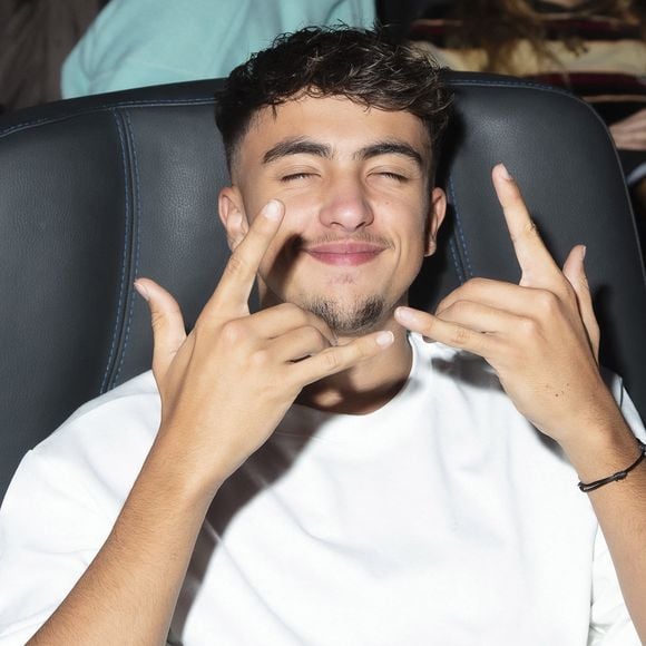 Autre méfait, il a été placé en garde à vue en octobre dernier après avoir fait un rodéo sur le trottoir. 

Exclusif - Inoxtag (Inès Benazzouz) - Avant-première du film "La Traversée" de McFly et Carlito retraçant leur traversée vers la Corse: en Septembre 2020, Paris le 16 décembre 2021.
. © Jack Tribeca / Bestimage