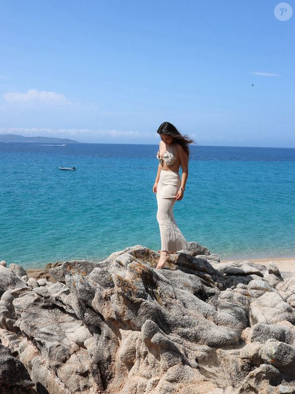 Très émue après son élection, elle souhaite représenter fièrement sa région et les femmes corses.

Manon Mateus, Instagram