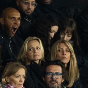 Lors de ce match, le fils de la journaliste, né le 30 juillet 2002 (fruit de son amour avec l'entrepreneur d’origine sénégalaise Aliou Mara), a remplacé Telli Siwe pour passer à une défense à 4.

Audrey Crespo-Mara dans les tribunes lors du match de Ligue 1 McDonald's "PSG - Auxerre (2-0)" au Parc des Princes, le 27 septembre 2025.
© Cyril Moreau/Bestimage