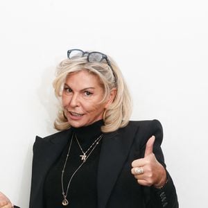 Ce clin d’œil à son corps s’inscrit dans la continuité de sa vie familiale, elle qui était très proche de ses enfants et avait raconté en 2023 combien il lui avait été difficile de partir en vacances sans eux. 

Exclusif - Caroline Margeridon en backstage de l'enregistrement de l'émission "100% logique" présentée par C. Feraud et diffusée samedi 1er mars à 21.10 sur France 2 et sur france.tv, au Studio du Lendit à Saint-Denis, France, le 12 décembre 2024. © Christophe Clovis/Bestimage