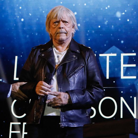 S'il a arrêté de fumer des cigarettes traditionnelles, Renaud a toujours une mauvaise habitude pour sa santé : la cigarette électronique. 

Renaud (Renaud Séchan) - Enregistrement de l'émission "La fête de la Chanson française" au Dôme à Paris, présentée par L.Thilleman et A.Manoukian, et diffusée le 22 décembre sur France 3
© Christophe Clovis / Bestimage