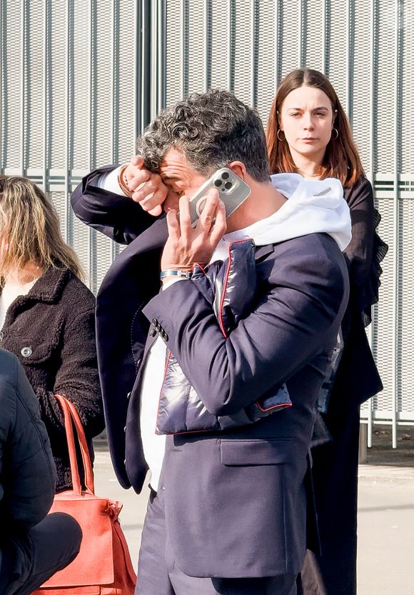 Stéphane Plaza en larmes à la sortie de son procès après avoir été reconnu coupable de "violences habituelles par concubin" et condamné à 12 mois de prison avec sursis, à Paris, France, le 18 février 2025. L'agent immobilier de 54 ans est jugé pour "violences physiques et/ou psychologiques habituelles par concubin" entre 2018 et 2022 sur une ancienne compagne, Amandine, ainsi que pour "violences psychologiques habituelles par concubin" sur Paola, entre 2021 et 2022. © Florian Savina/Bestimage