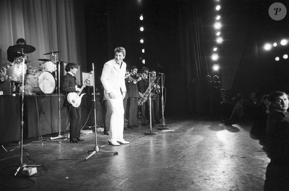 Archives - En France, à Paris, lors de l'émission "Musicorama", Johnny Hallyday sur la scène de l'Olympia. Le 19 octobre 1966. © Bernard Leguay via Bestimage