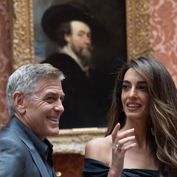 George Clooney et Amal Clooney assistent à une réception donnée par le roi Charles III d’Angleterre en l’honneur des lauréats des King’s Trust Awards 2025, au palais de Buckingham, à Londres (Royaume-Uni), le 25 juin 2025.

Photo : Stefan Rousseau/WPA-Pool/Bestimage