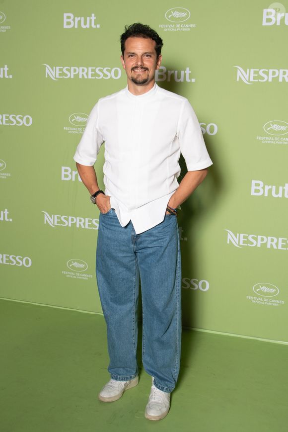 En cherchant une place pour cet ours XXL, Juan Arbelaez est passé par son immense salon, caractérisé par une forte luminosité et décoré à l’aide de nombreuses plantes vertes.

Juan Arbelaez - Soirée Nespresso x Brut 2025 lors du 78ème Festival de Cannes à La Plage Nespresso le 15 mai 2025. © Lionel Urman/Bestimage