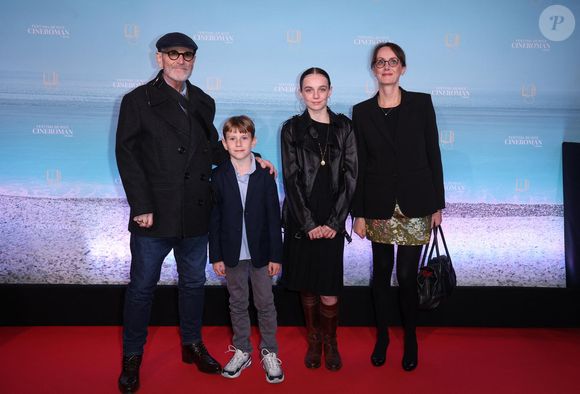 Tchéky Karyo, sa compagne Valérie Keruzoré et leurs enfants.
Tapis rouge lors de la 7e édition du festival Cineroman à Nice le 3 Octobre 2025 . © Bebert-Jacovides/Bestimage