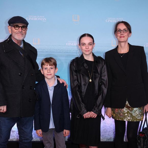 Tchéky Karyo, sa compagne Valérie Keruzoré et leurs enfants.
Tapis rouge lors de la 7e édition du festival Cineroman à Nice le 3 Octobre 2025 . © Bebert-Jacovides/Bestimage