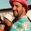Flo (MAPR) affiche un t-shirt provocateur aux fêtes de Bayonne, où Tracy est aussi présente, un clin d'oeil piquant