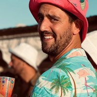 Flo (MAPR) affiche un t-shirt provocateur aux fêtes de Bayonne, où Tracy est aussi présente, un clin d'oeil piquant